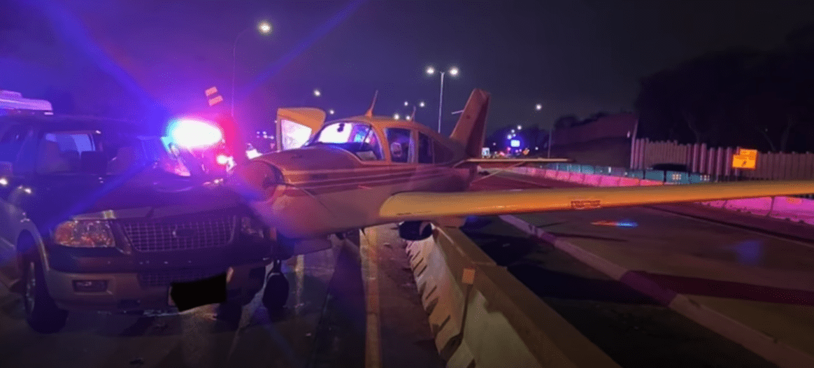Avion sleteo na auto put i udario u vozilo (VIDEO)